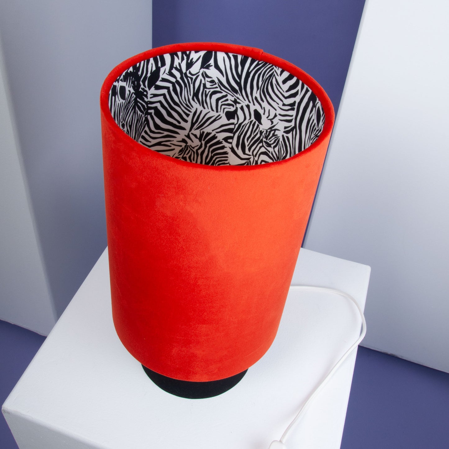 Tischleuchte „Zebra Flame“ – Mutiges Design trifft auf luxuriöse Eleganz