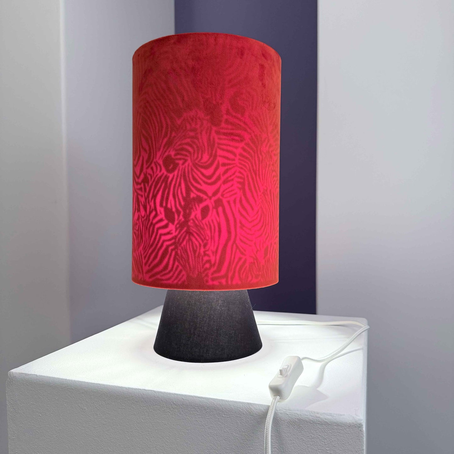 Tischleuchte „Zebra Flame“ – Mutiges Design trifft auf luxuriöse Eleganz