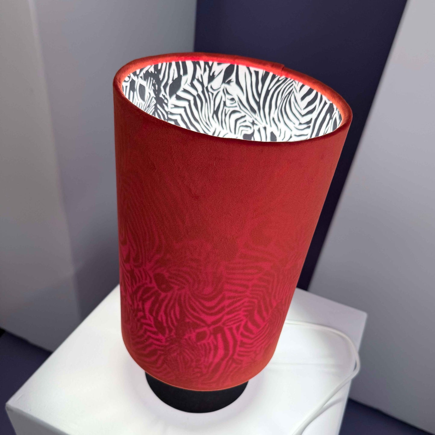 Tischleuchte „Zebra Flame“ – Mutiges Design trifft auf luxuriöse Eleganz