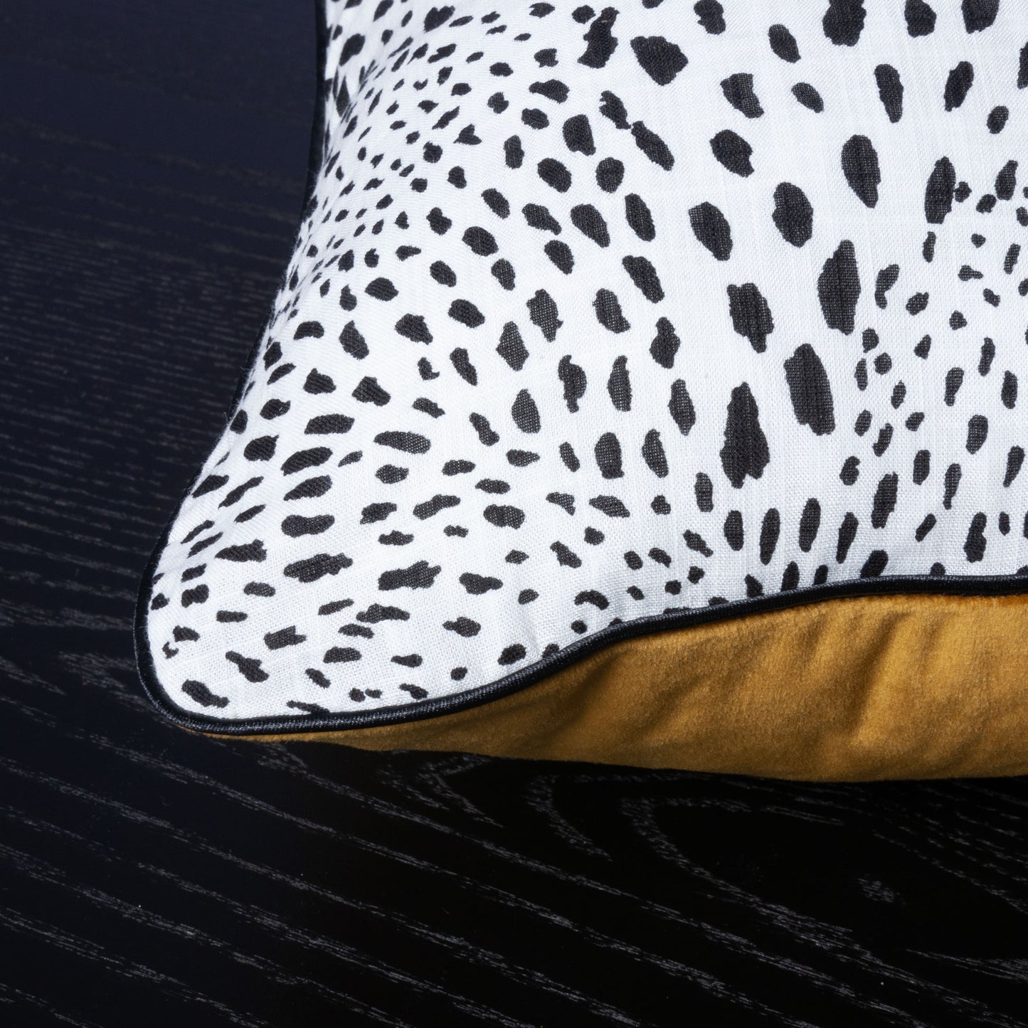 Handgefertigtes Dekokissen aus Samt in Karamell-Gelb mit Leopardenmuster