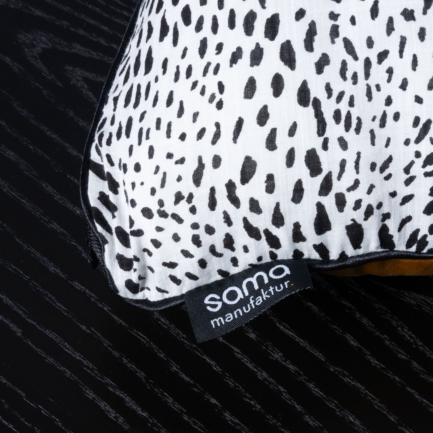 Handgefertigtes Dekokissen aus Samt in Karamell-Gelb mit Leopardenmuster