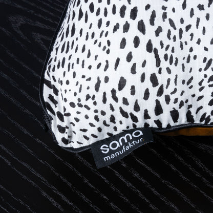 Handgefertigtes Dekokissen aus Samt in Karamell-Gelb mit Leopardenmuster