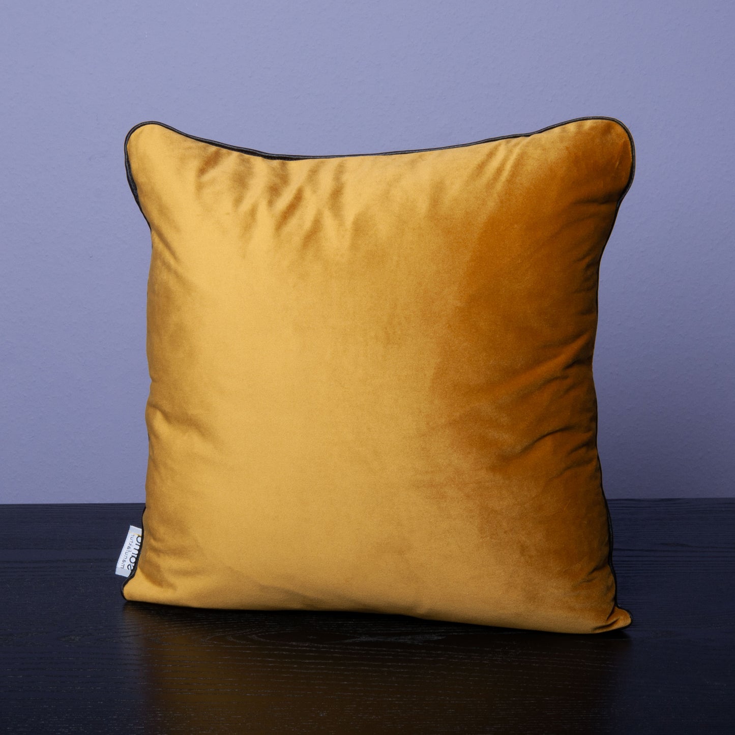 Handgefertigtes Dekokissen aus Samt in Karamell-Gelb mit Leopardenmuster