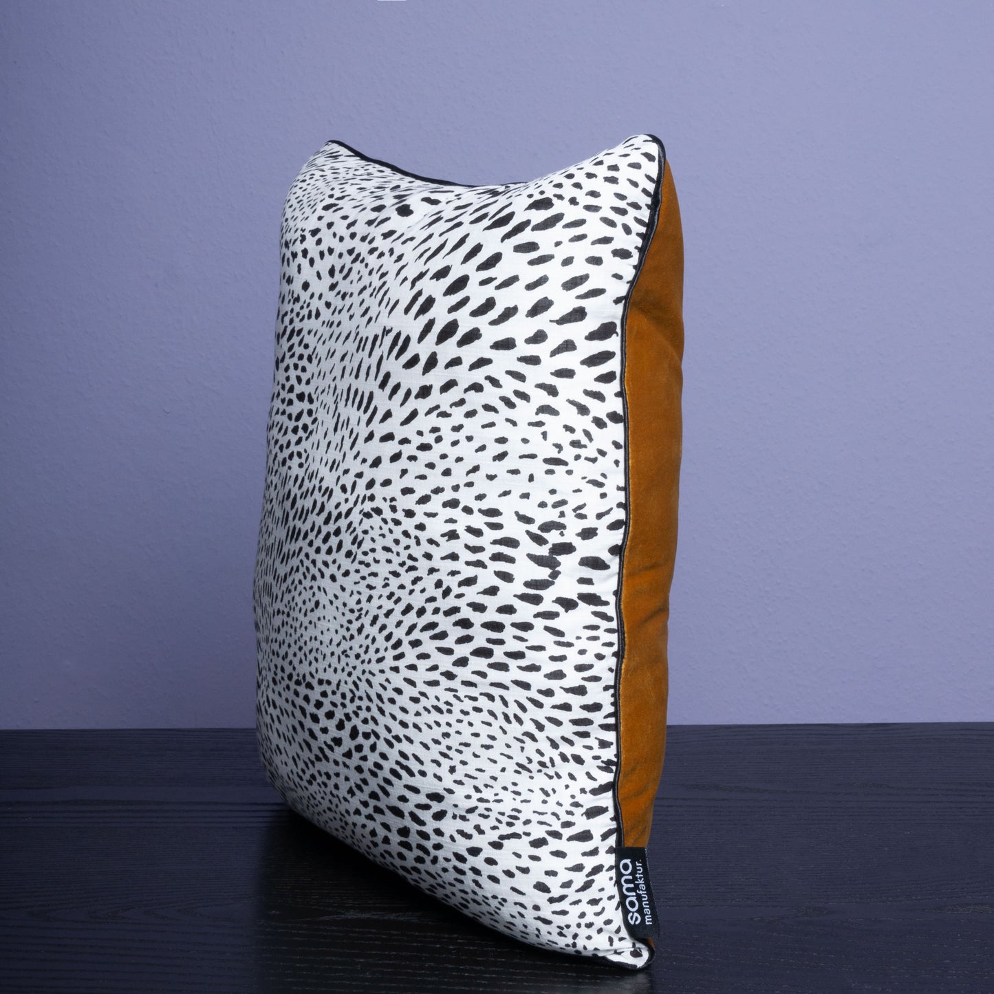 Handgefertigtes Dekokissen aus Samt in Karamell-Gelb mit Leopardenmuster