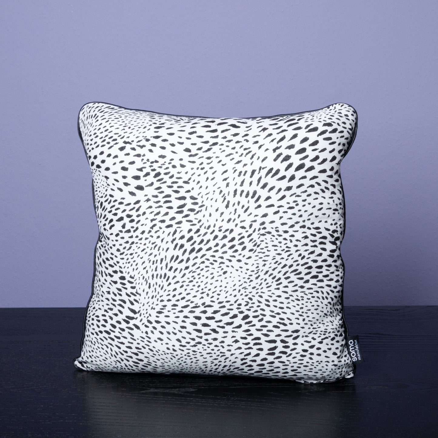 Handgefertigtes Dekokissen aus Samt in Karamell-Gelb mit Leopardenmuster