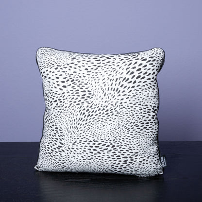 Handgefertigtes Dekokissen aus Samt in Karamell-Gelb mit Leopardenmuster