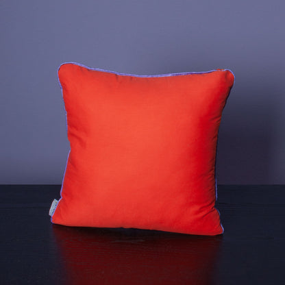 Handgefertigtes Samt Dekokissen mit floralem Muster in Petrol, Orange und lila Paspelband
