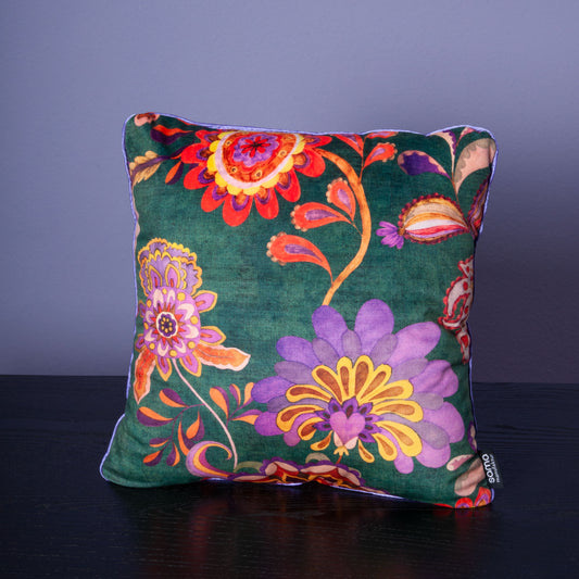 Handgefertigtes Samt Dekokissen mit floralem Muster in Petrol, Orange und lila Paspelband