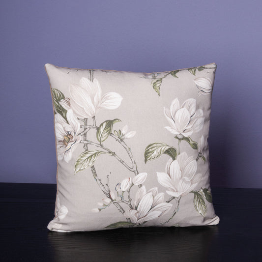 Dekokissen 40 x 40 cm Stoff Baumwolle Floral Beige weiße Blumen Rückseite Samt Beige