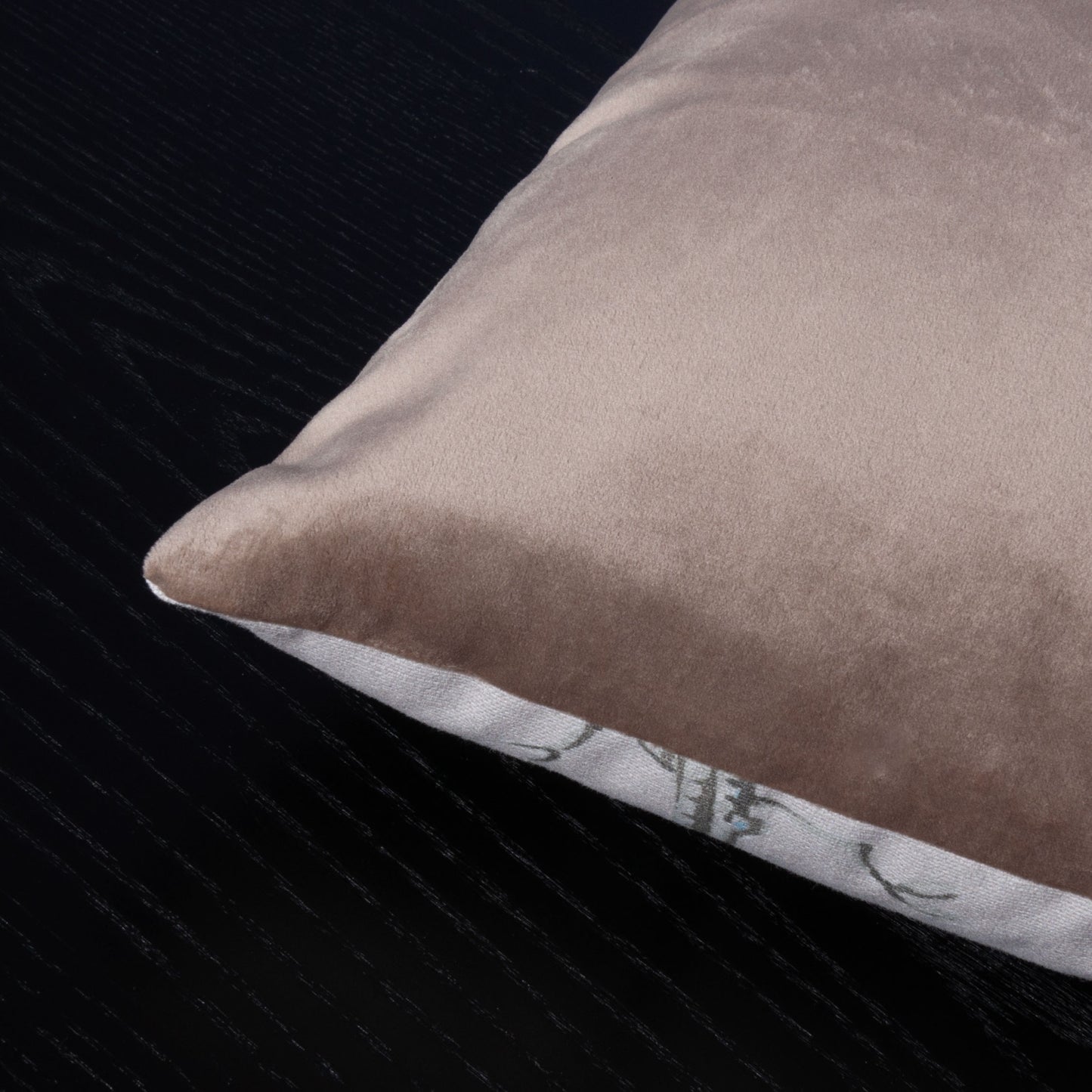 Dekokissen 40 x 40 cm Stoff Baumwolle Floral Beige weiße Blumen Rückseite Samt Beige