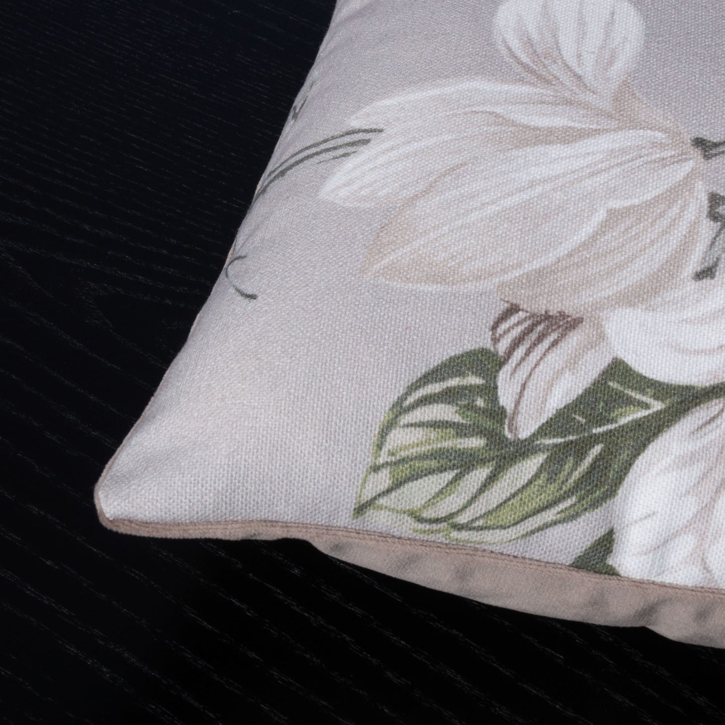 Dekokissen 40 x 40 cm Stoff Baumwolle Floral Beige weiße Blumen Rückseite Samt Beige