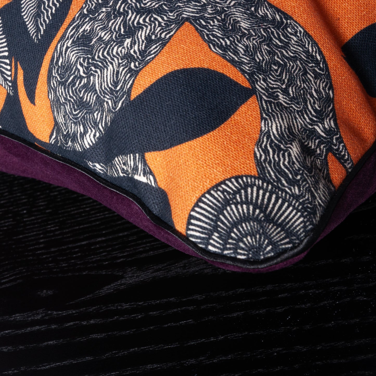 Handgefertigtes Dekokissen aus Samt mit floralem Muster in Orange und Schwarz