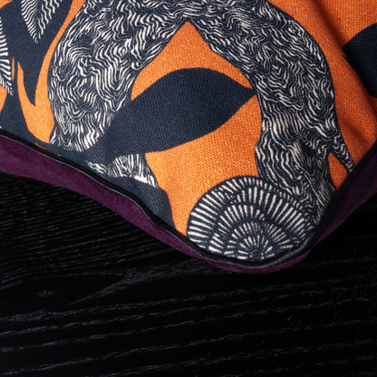 Handgefertigtes Dekokissen aus Samt mit floralem Muster in Orange und Schwarz