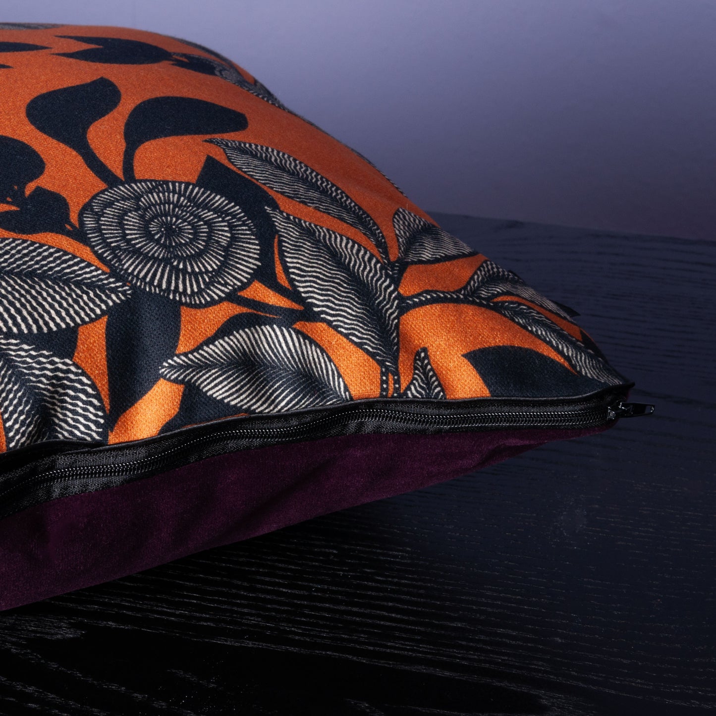 Handgefertigtes Dekokissen aus Samt mit floralem Muster in Orange und Schwarz