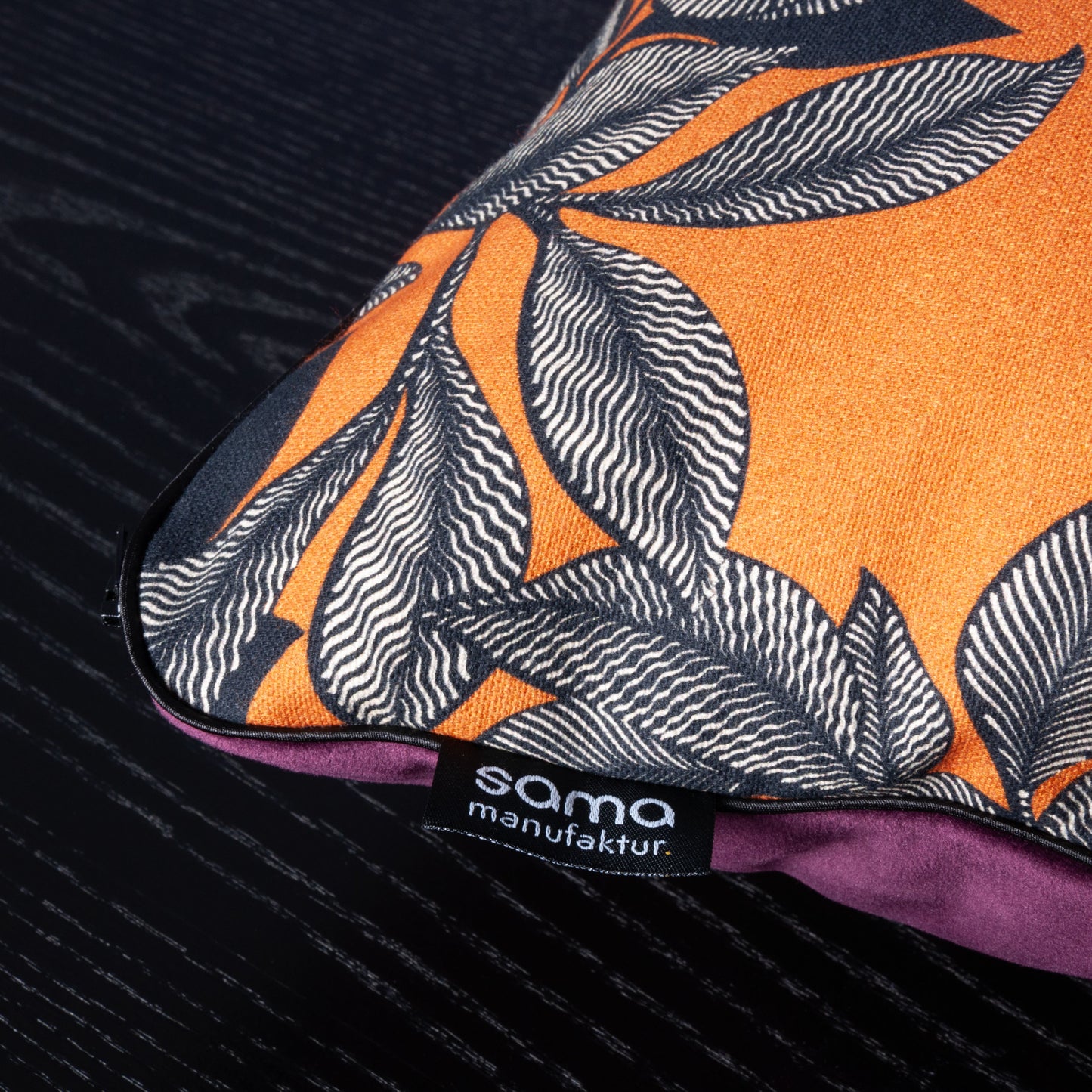 Handgefertigtes Dekokissen aus Samt mit floralem Muster in Orange und Schwarz