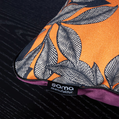 Handgefertigtes Dekokissen aus Samt mit floralem Muster in Orange und Schwarz