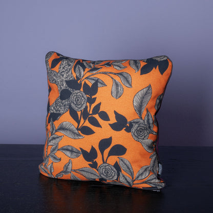 Handgefertigtes Dekokissen aus Samt mit floralem Muster in Orange und Schwarz