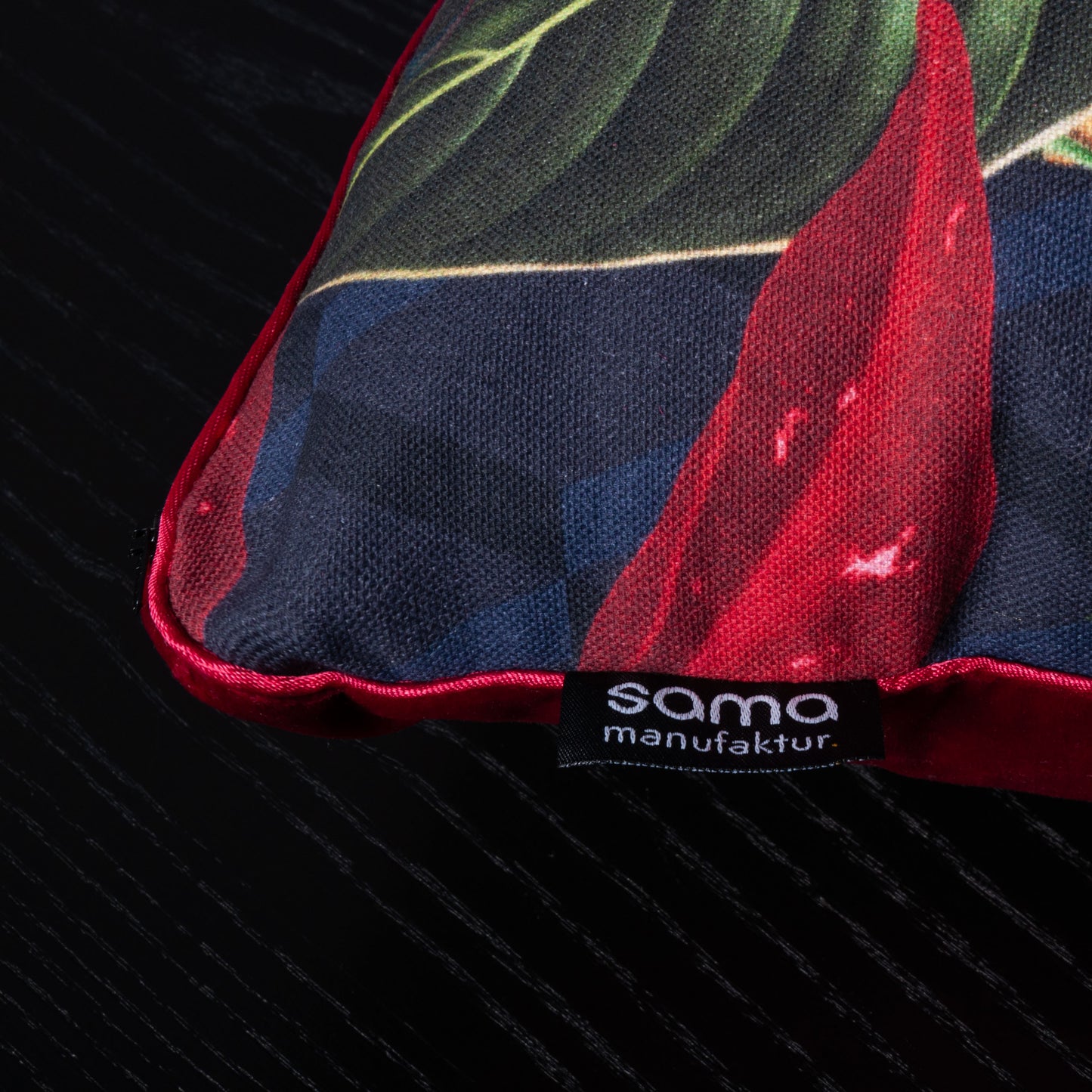 Dekokissen 40 x 40 cm Stoff Baumwollstoff Dschungel Vögel rot, Rückseite Samt rot