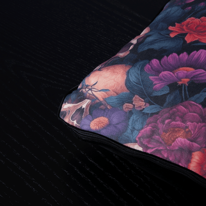 Dekokissen 40 x 40 cm Totenköpfe Gothic, Rückseite schwarzer Samt