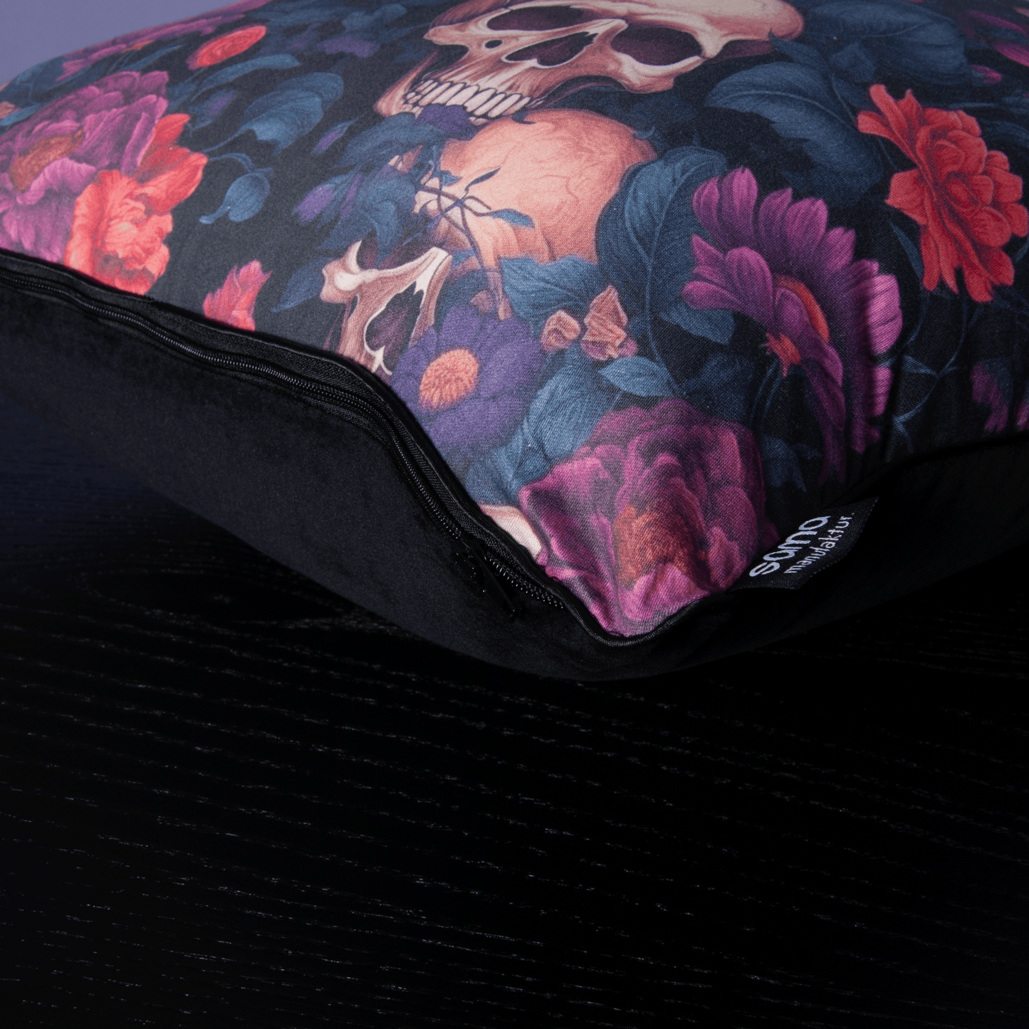 Dekokissen 40 x 40 cm Totenköpfe Gothic, Rückseite schwarzer Samt