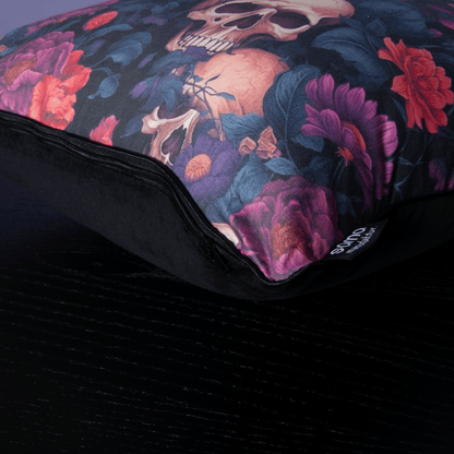 Dekokissen 40 x 40 cm Totenköpfe Gothic, Rückseite schwarzer Samt