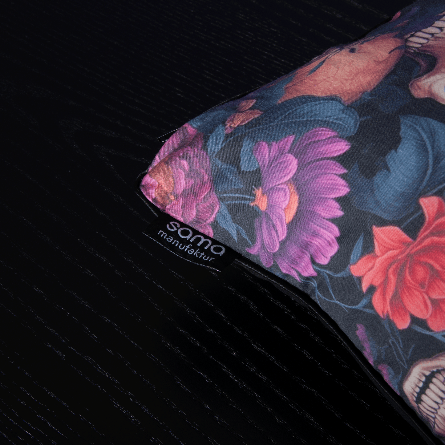 Dekokissen 40 x 40 cm Totenköpfe Gothic, Rückseite schwarzer Samt