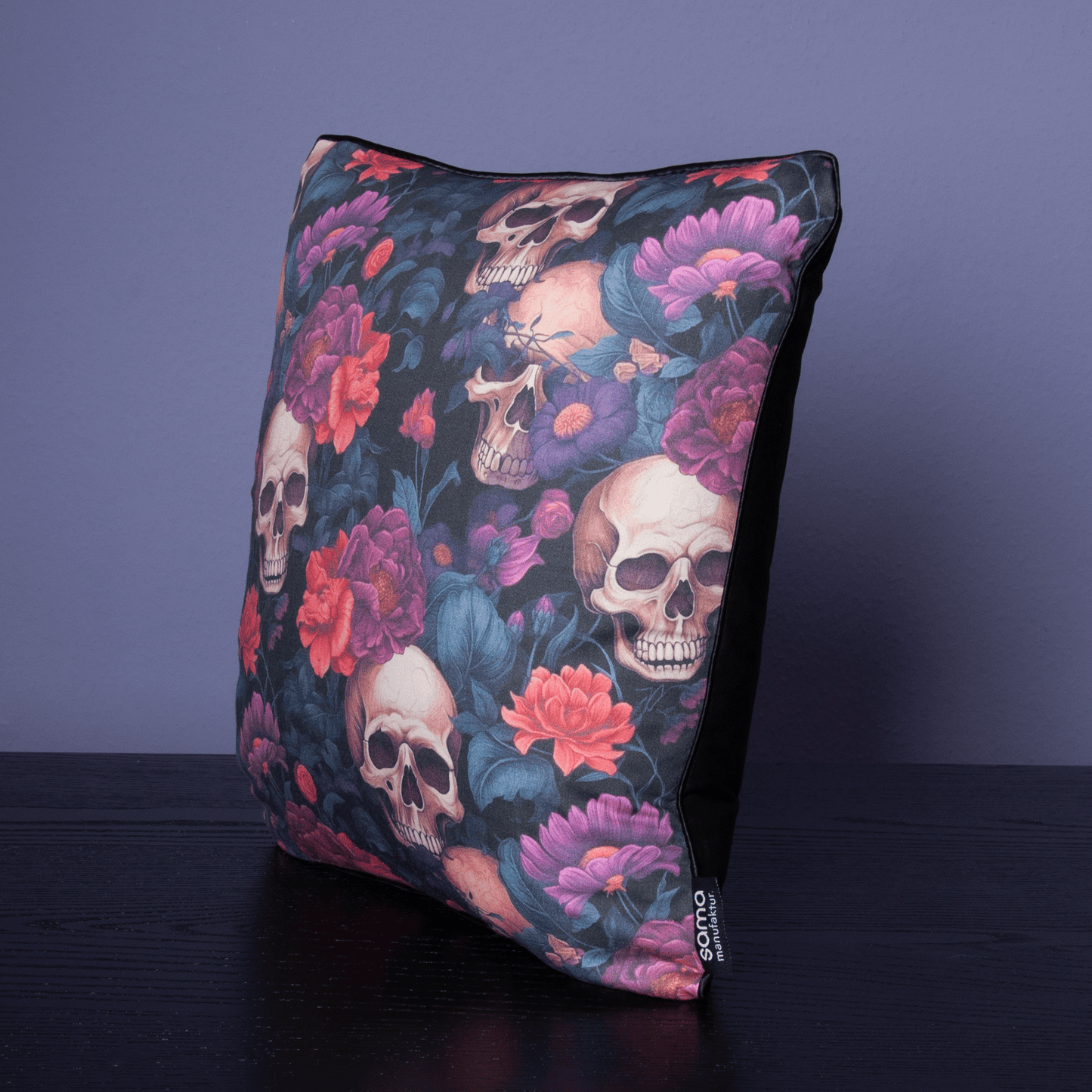 Dekokissen 40 x 40 cm Totenköpfe Gothic, Rückseite schwarzer Samt