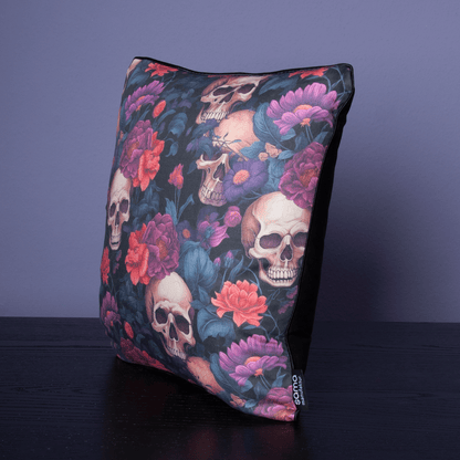 Dekokissen 40 x 40 cm Totenköpfe Gothic, Rückseite schwarzer Samt