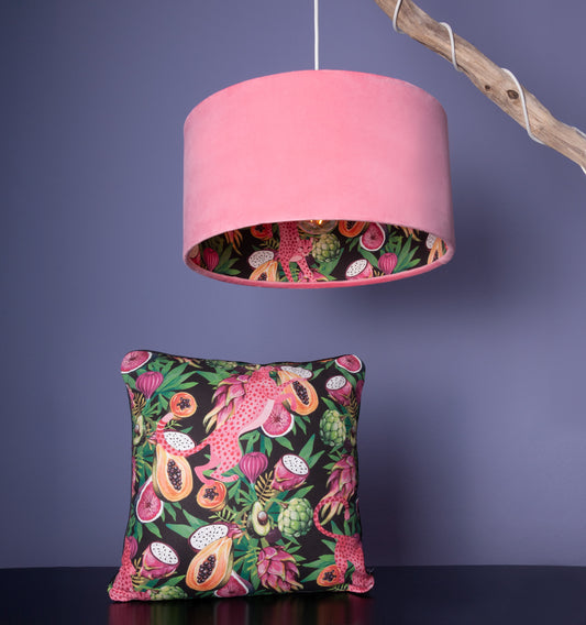 Lampenschirm Samt Pink – Exotisches Leoparden- & Früchte-Muster – Dopamin-Dekor und Tropical Glam