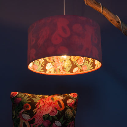 Lampenschirm Samt Pink – Exotisches Leoparden- & Früchte-Muster – Dopamin-Dekor und Tropical Glam