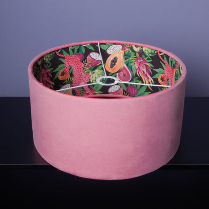 Lampenschirm Samt Pink – Exotisches Leoparden- & Früchte-Muster – Dopamin-Dekor und Tropical Glam