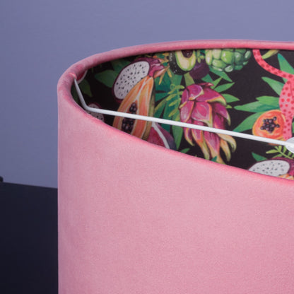 Lampenschirm Samt Pink – Exotisches Leoparden- & Früchte-Muster – Dopamin-Dekor und Tropical Glam