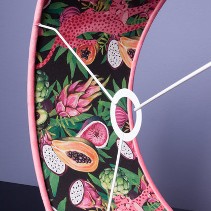 Lampenschirm Samt Pink – Exotisches Leoparden- & Früchte-Muster – Dopamin-Dekor und Tropical Glam