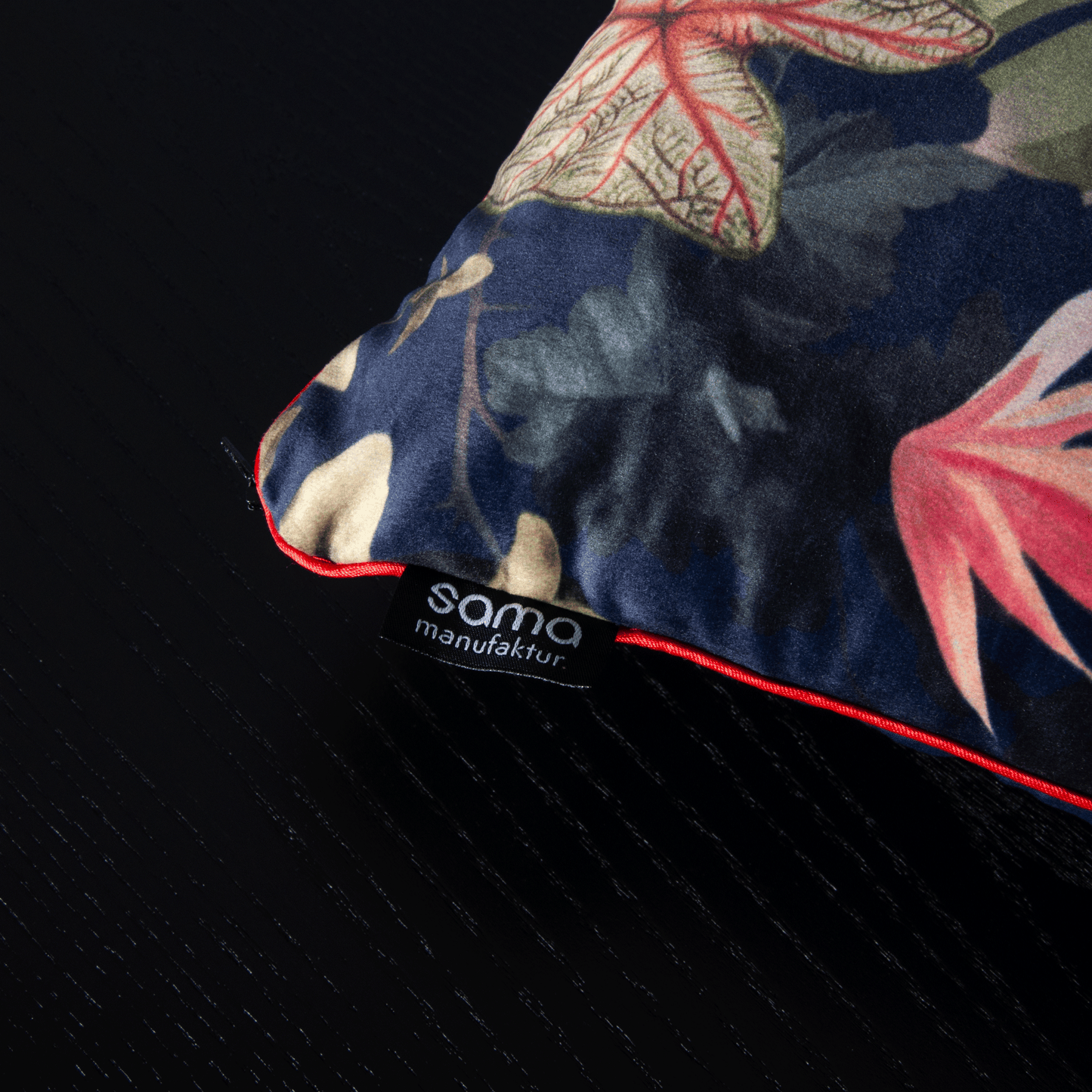 Dekokissen 40 cm x 40 cm Samt, Dschungelmotiv Dunkelblau mit exotischen Vögeln & Blüten