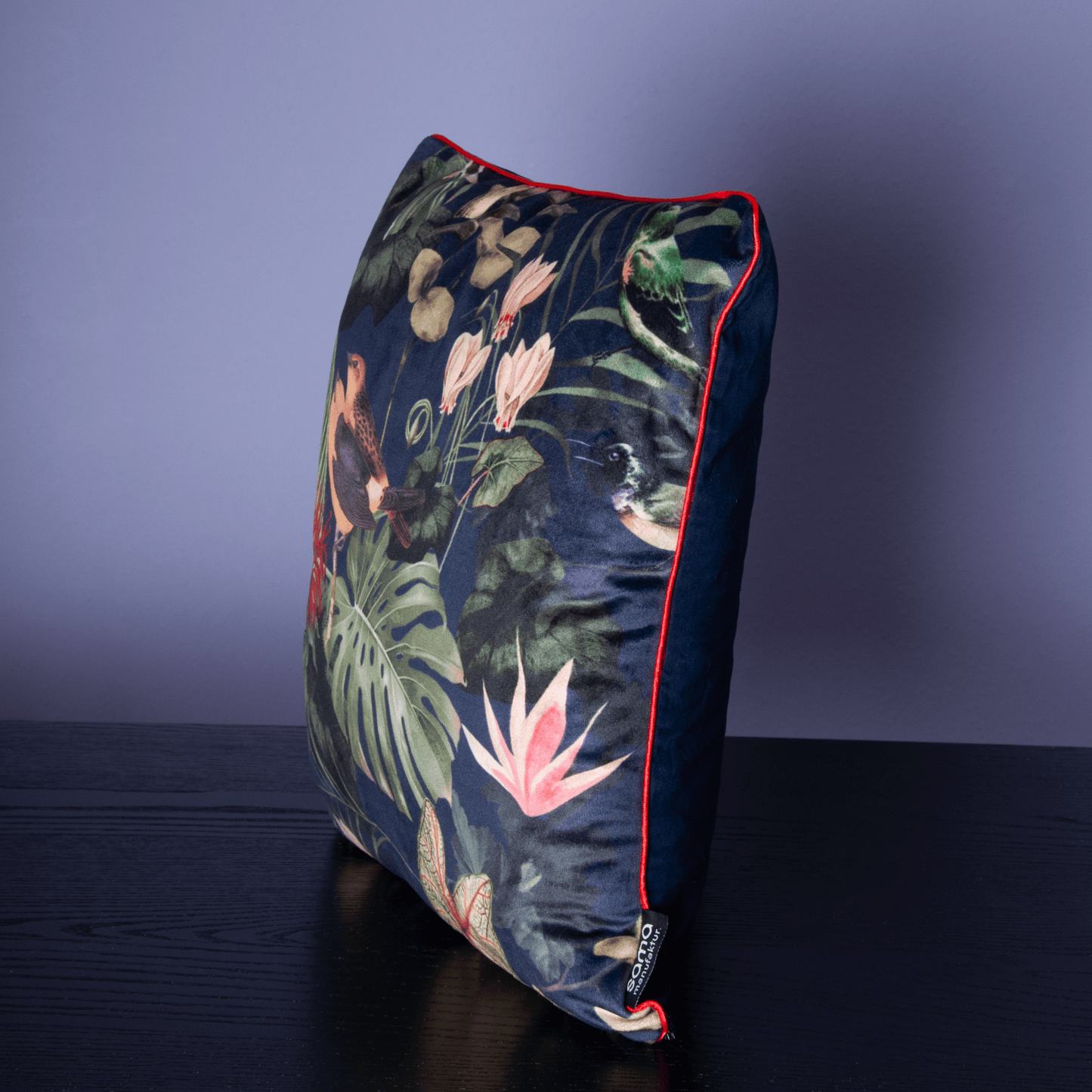 Dekokissen 40 cm x 40 cm Samt, Dschungelmotiv Dunkelblau mit exotischen Vögeln & Blüten