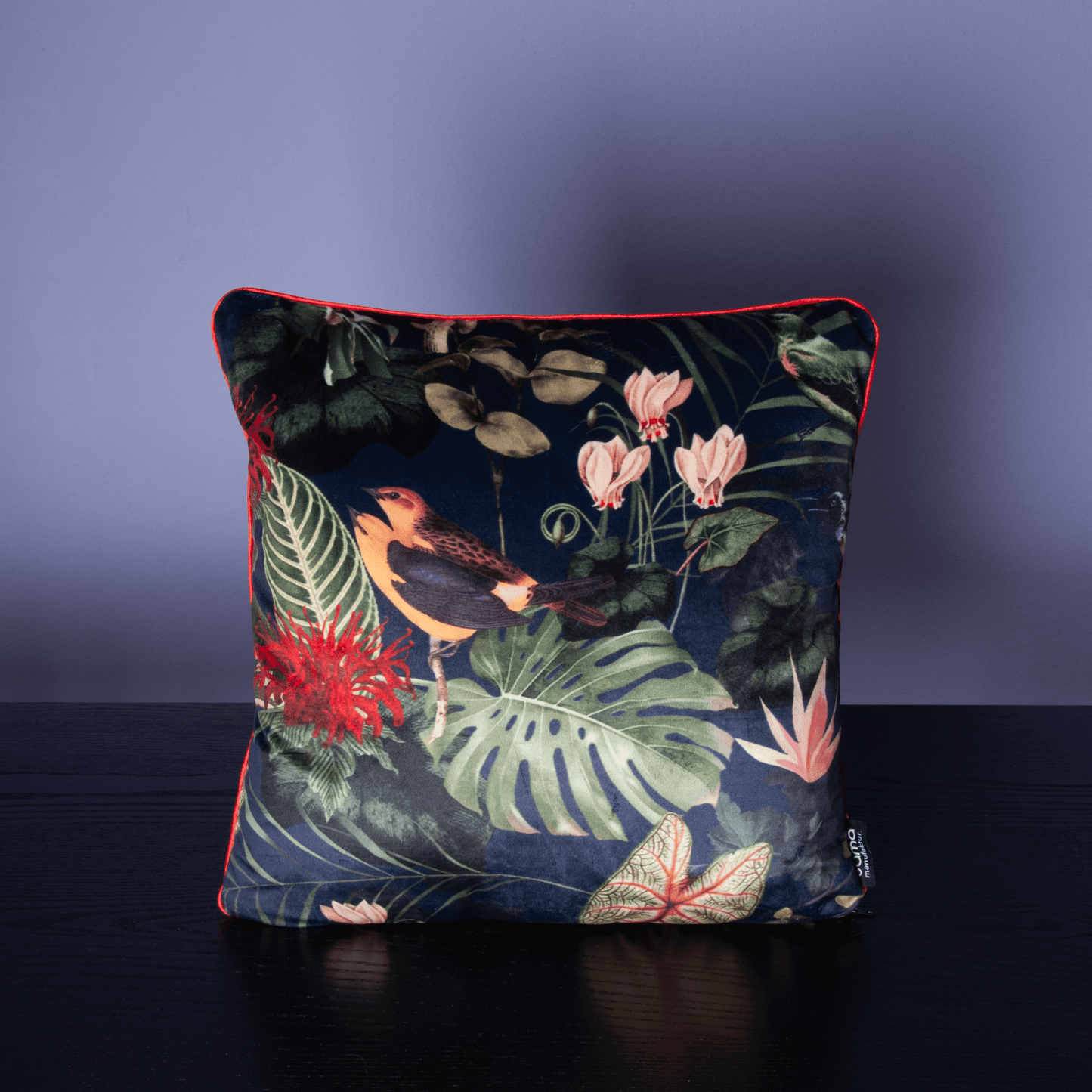 Dekokissen 40 cm x 40 cm Samt, Dschungelmotiv Dunkelblau mit exotischen Vögeln & Blüten