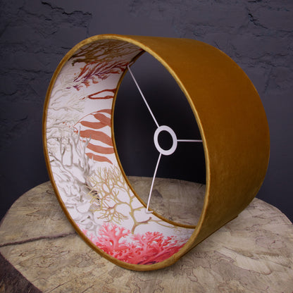 Lampenschirm Karamell mit Korallen – Maritimer Stofflampenschirm – Strandhaus & Küstenflair für dein Zuhause