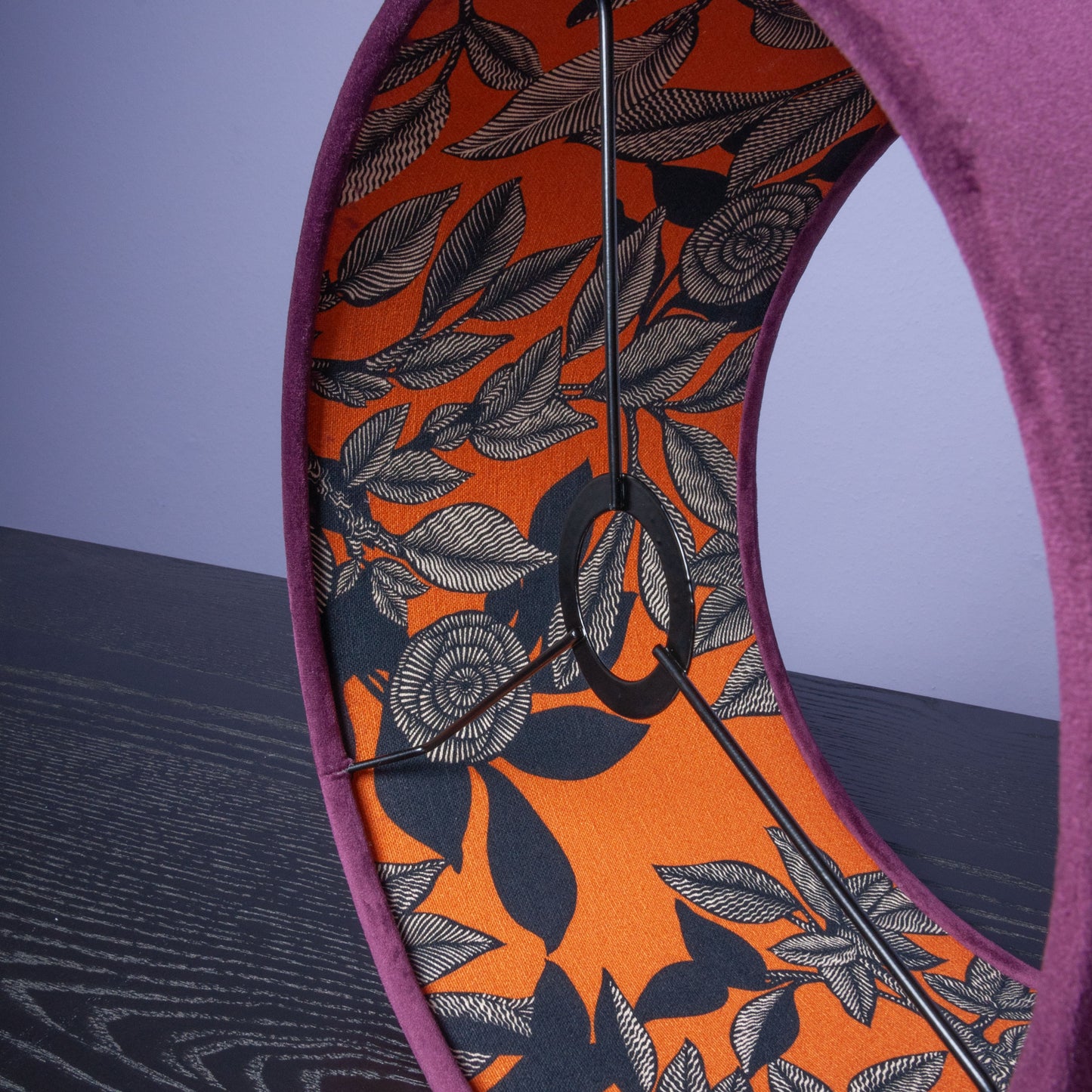 Lampenschirm Samt Lila – Grafisches Rosenmuster innen – Statement-Lampenschirm mit Boho-Charme