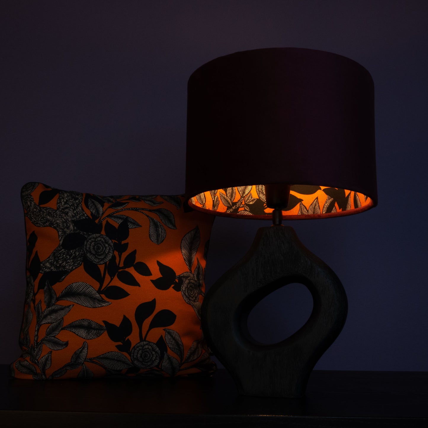 Lampenschirm Samt Lila – Grafisches Rosenmuster innen – Statement-Lampenschirm mit Boho-Charme