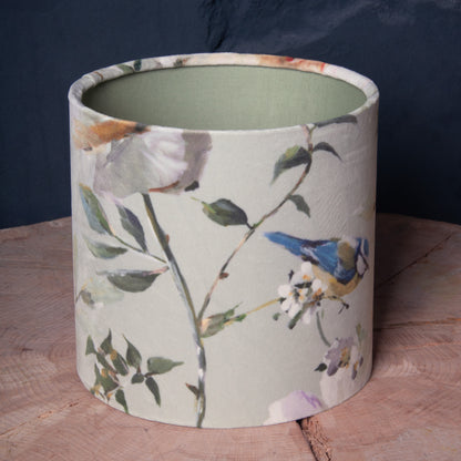 Lampenschirm Mint mit Blaumeisen & Blumen – Romantischer Stofflampenschirm im Landhausstil