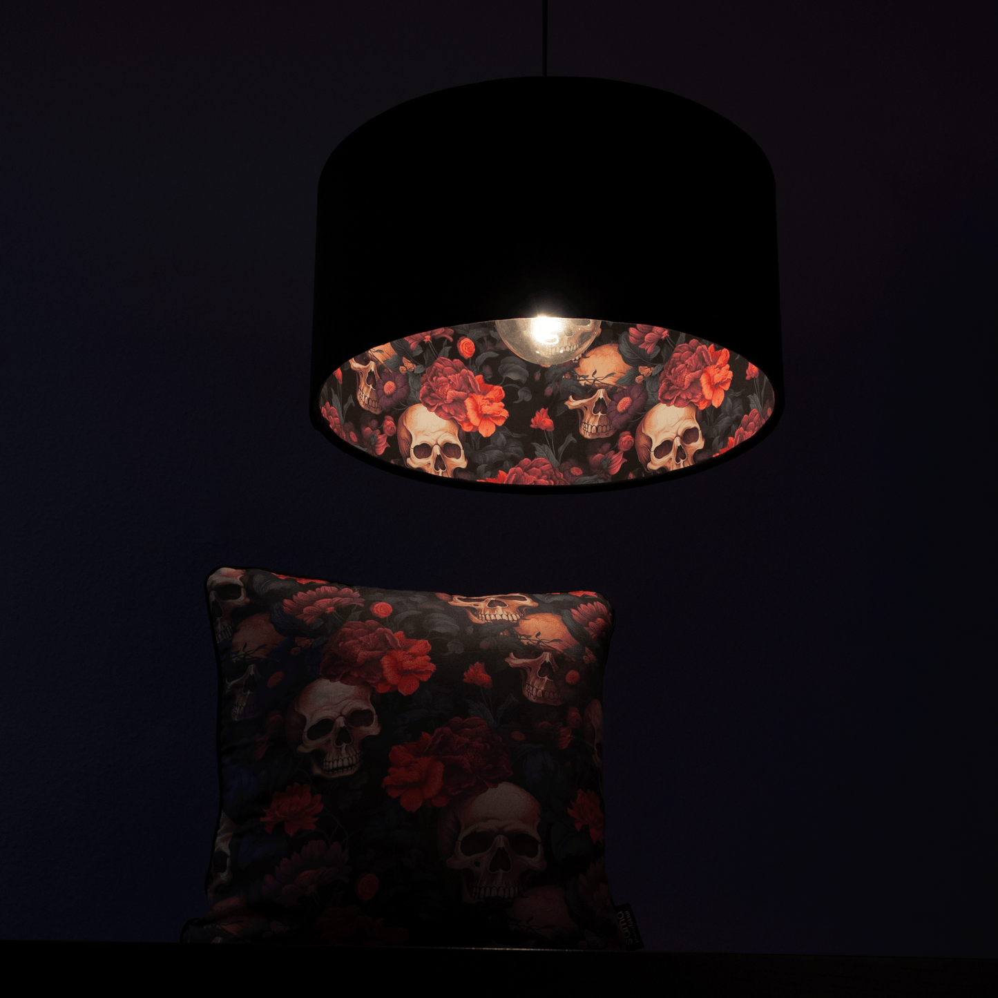 Extravaganter Lampenschirm mit Totenkopf- & Blumenmuster – Dark und Dramatic Design