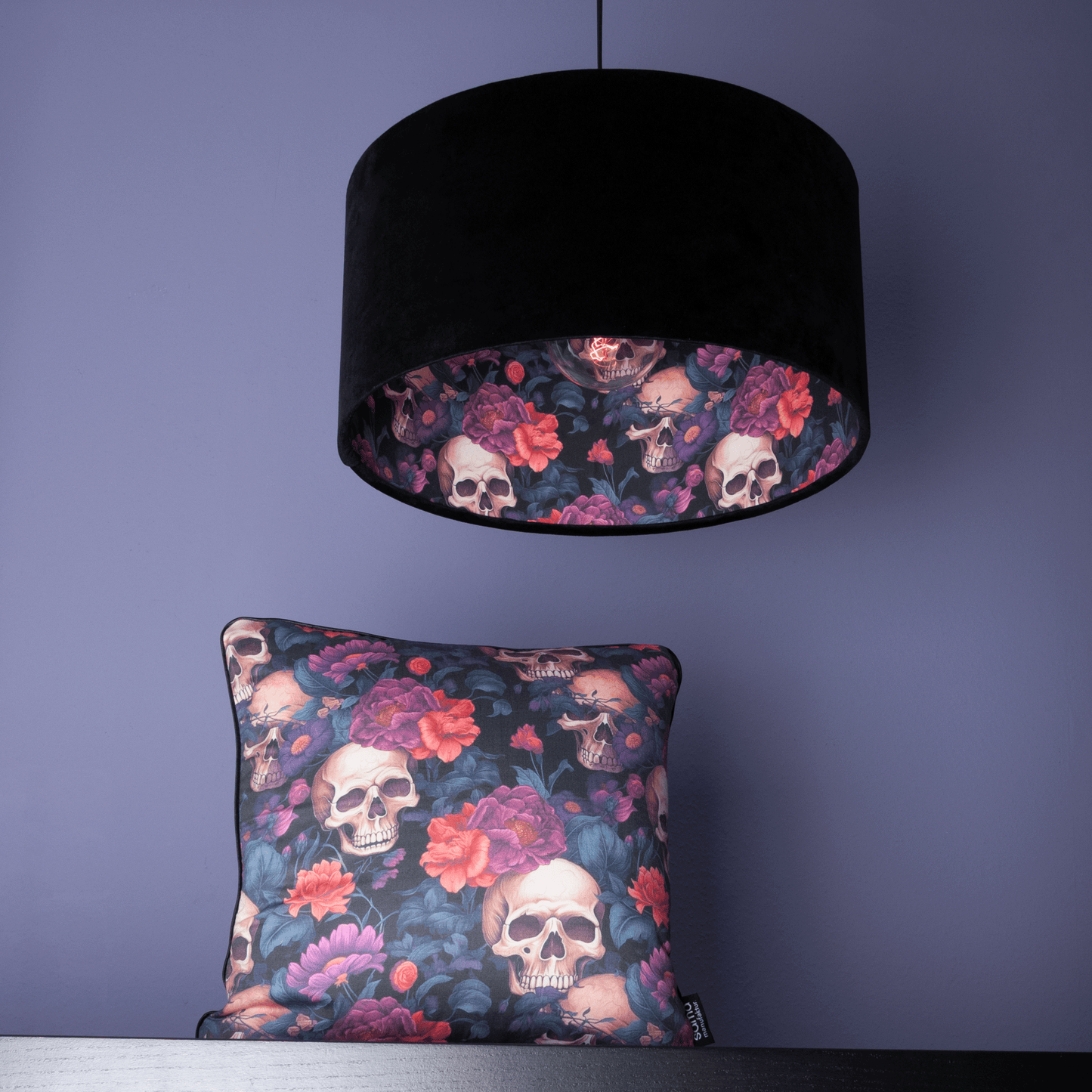 Extravaganter Lampenschirm mit Totenkopf- & Blumenmuster – Dark und Dramatic Design