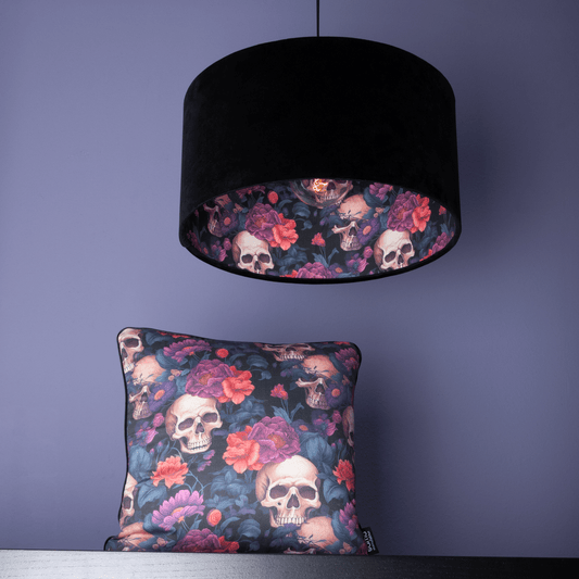 Extravaganter Lampenschirm mit Totenkopf- & Blumenmuster – Dark und Dramatic Design