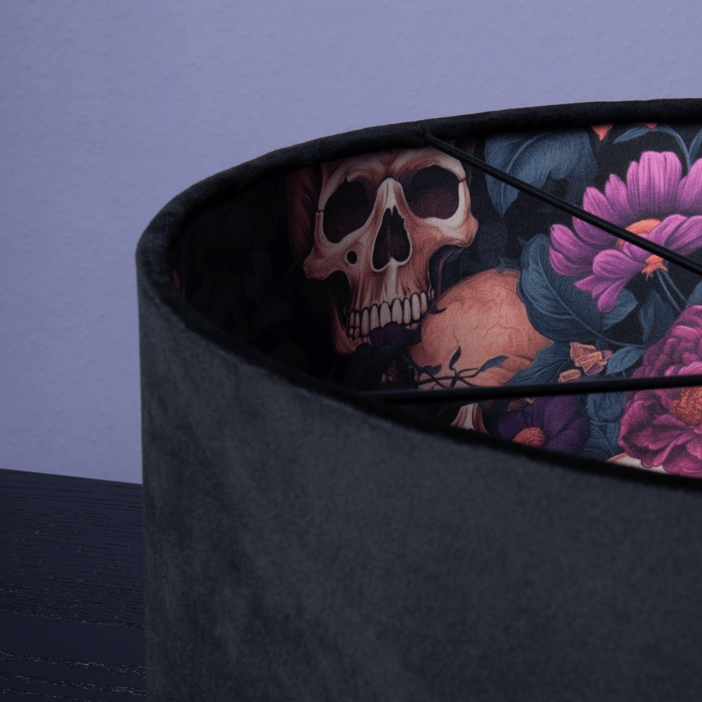Extravaganter Lampenschirm mit Totenkopf- & Blumenmuster – Dark und Dramatic Design