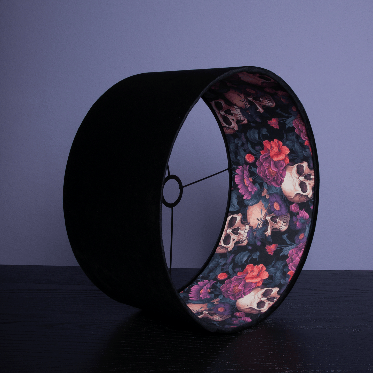 Extravaganter Lampenschirm mit Totenkopf- & Blumenmuster – Dark und Dramatic Design