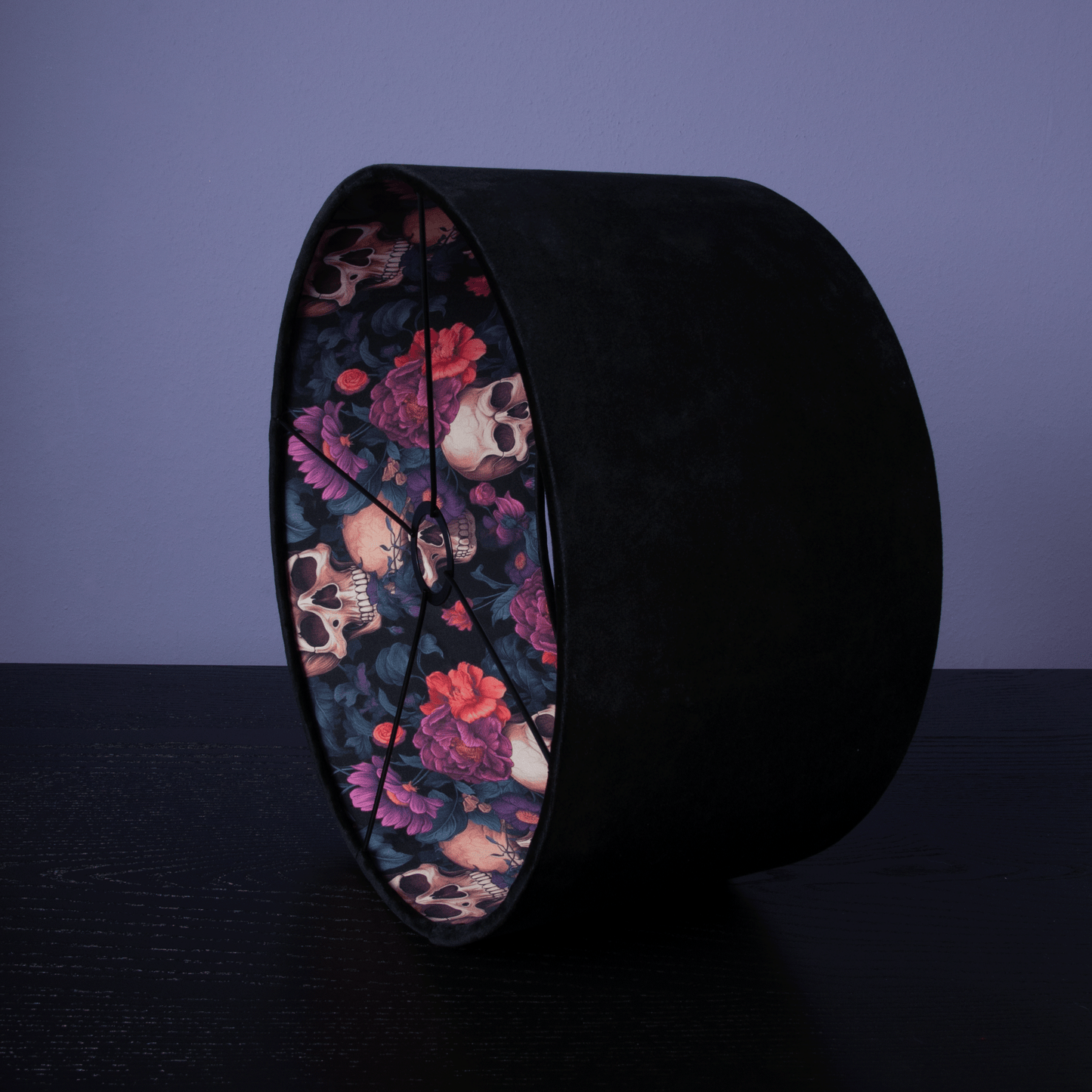 Extravaganter Lampenschirm mit Totenkopf- & Blumenmuster – Dark und Dramatic Design