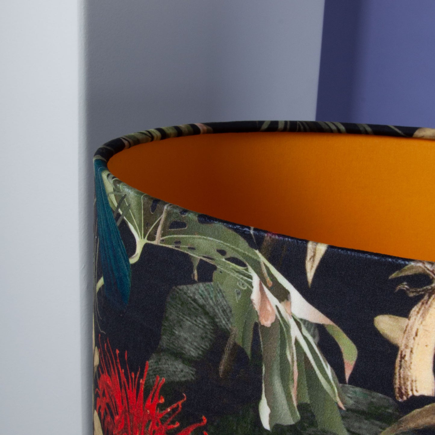 Exotische Tischleuchte mit Dschungelmotiv – Handgefertigte Designerlampe | Sama Manufaktur
