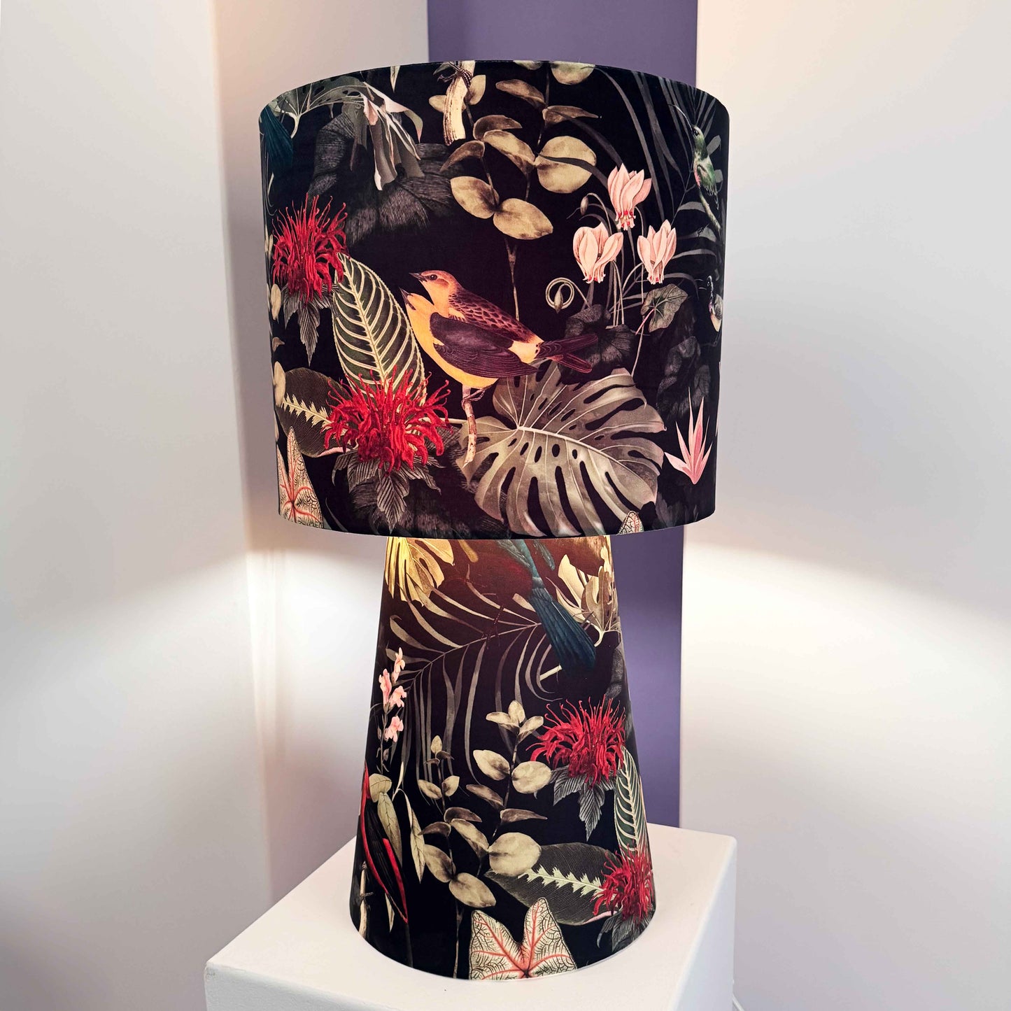Exotische Tischleuchte mit Dschungelmotiv – Handgefertigte Designerlampe | Sama Manufaktur